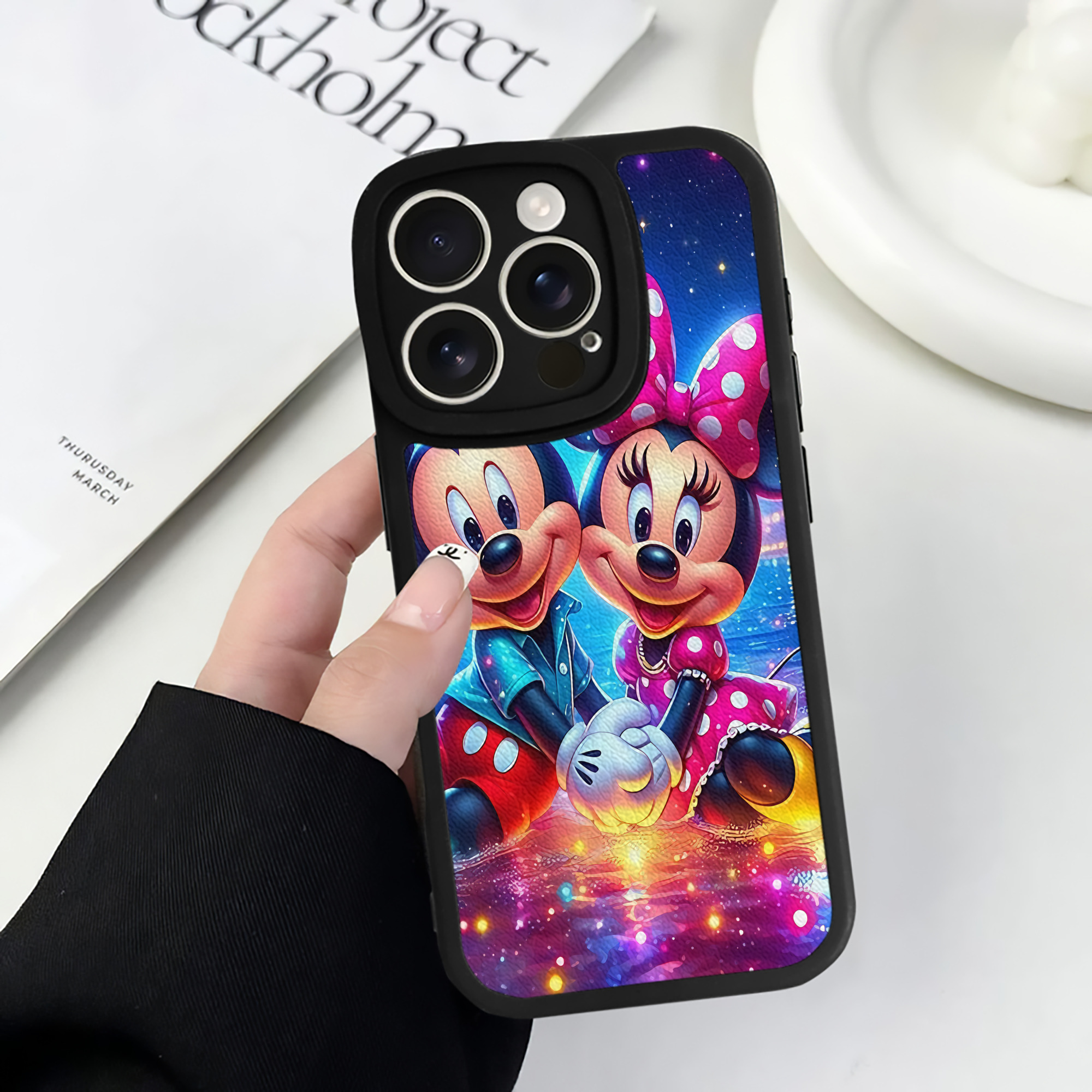 （画像用） ミッキーマウス Mickey Mouse 【iPhone 16シリーズ対応】シリコンスマホケース（レザー調） 材質：シリコン